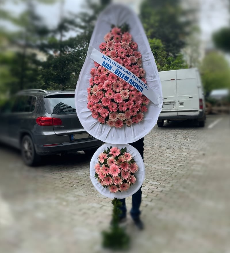 Pembe Çiçeklerden Çift Katlı Çelenk
