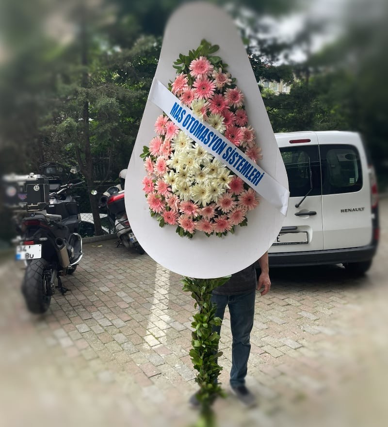 Pembe ve Beyaz Gerberalardan Çelenk