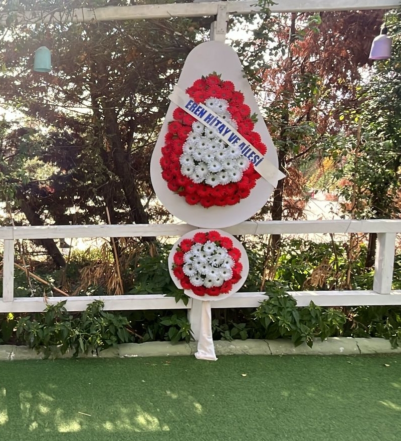 Kırmızı Beyaz Gerbera İki Katlı Çelenk