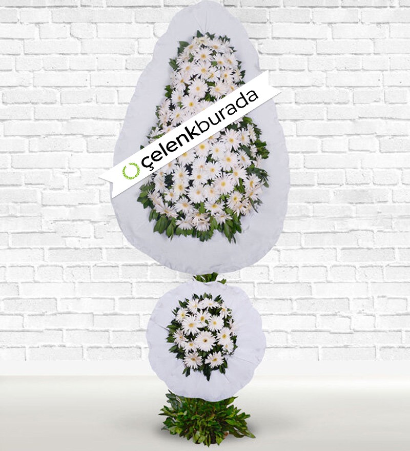 Beyaz Çiçeklerden Gösterişli Çelenk