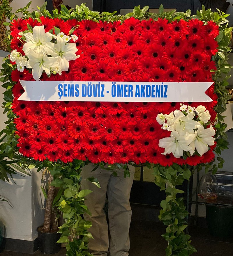 Pano Şeklinde Kırmızı Çelenk
