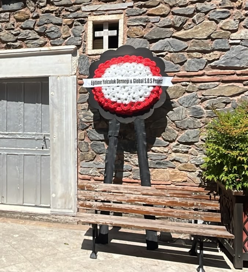 Kırmızı Beyaz Gerbera Cenaze Çelengi