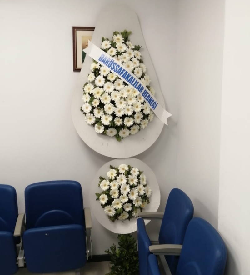 Beyaz Çiçeklerden Gösterişli Çelenk