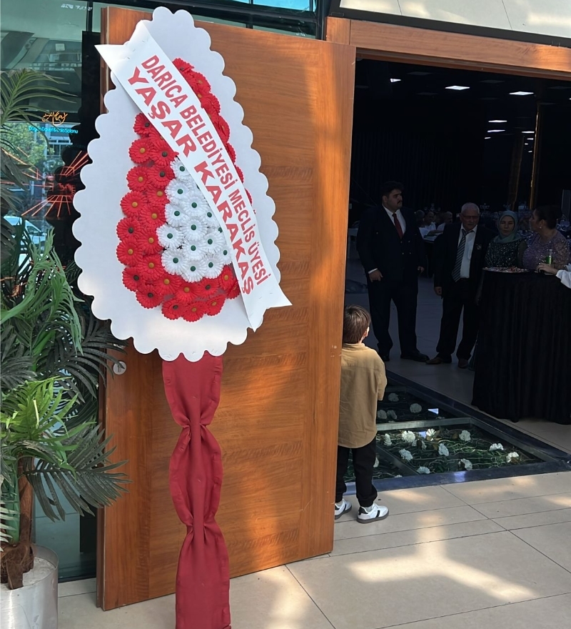 Kırmızı Beyaz Gerbera Çelenk