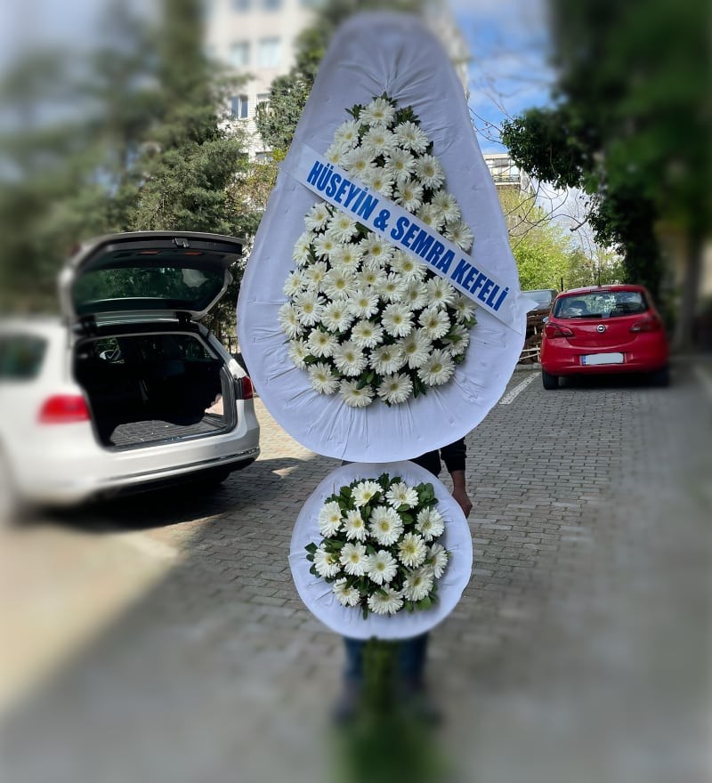 Beyaz Çiçeklerden Gösterişli Çelenk