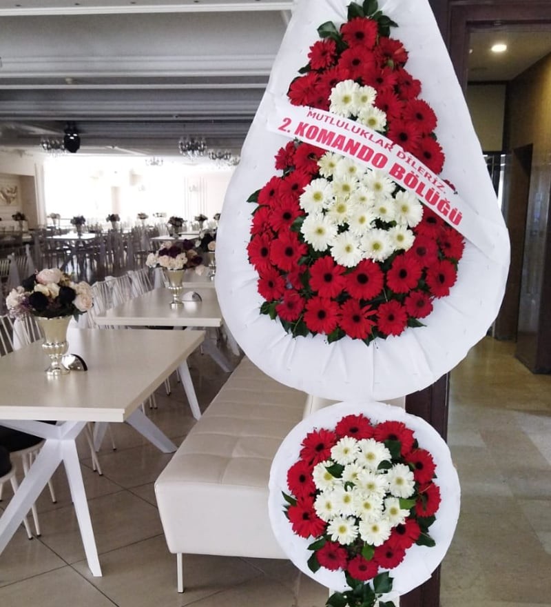 Kırmızı Beyaz Gerbera İki Katlı Çelenk